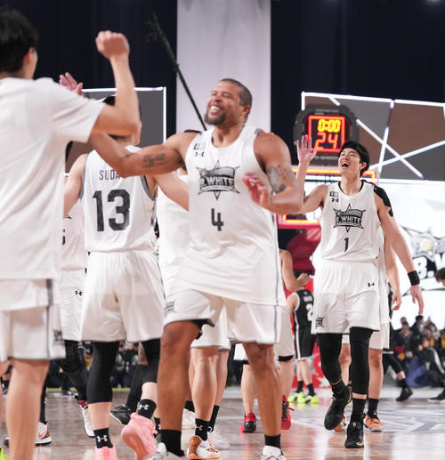 B．BLACK対B．WHITE B．BLACKに勝利し、笑顔でハイタッチするB．WHITE渡辺（右）（撮影・鈴木みどり）