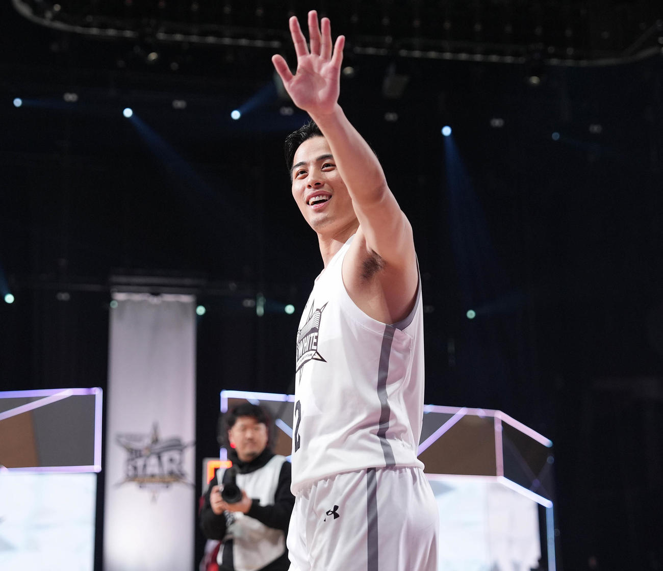 B．BLACK対B．WHITE　試合後、ブースターに手を振る富樫（撮影・鈴木みどり）