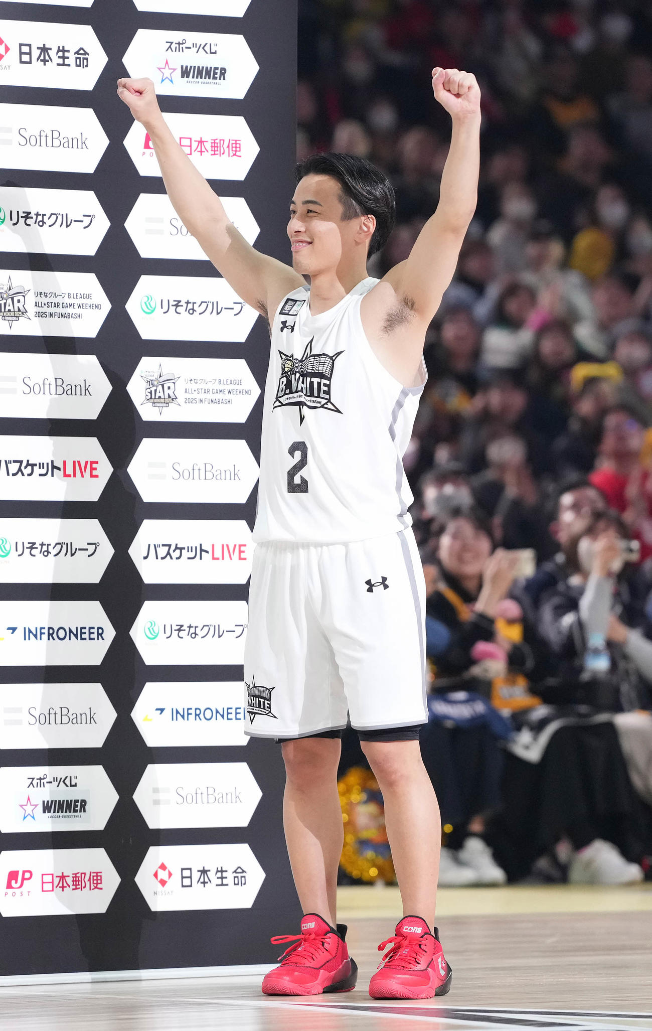 B．BLACK対B．WHITE MVPの表彰でガッツポーズする富樫（撮影・鈴木みどり）