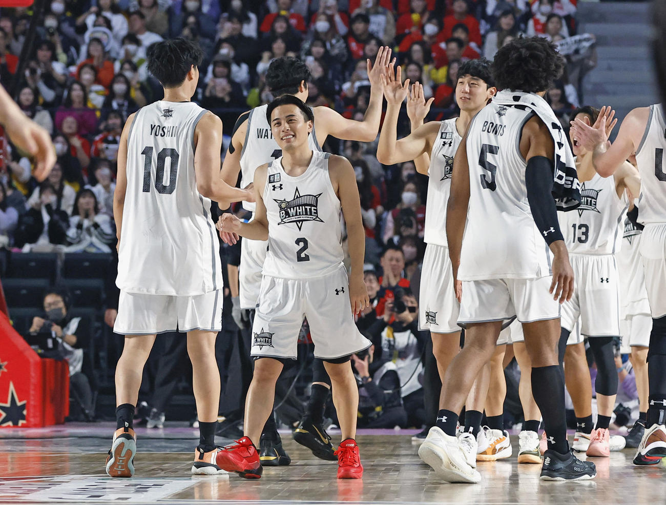 オールスター戦で勝利し、喜ぶ富樫（2）ら「B・WHITE」の選手たち＝ららアリーナ東京ベイ（共同）