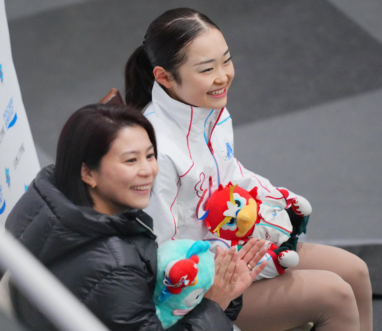 女子SPの演技を終え笑顔を見せる島田（右）（撮影・垰建太）