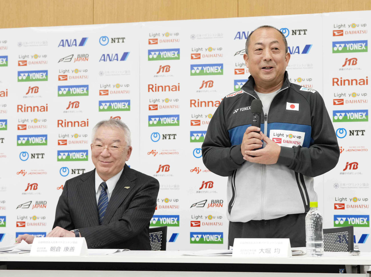 バドミントン日本代表発表／新ヘッドコーチ就任記者会見であいさつする2025年バドミントン日本代表の大堀ヘッドコーチ。左は朝倉日本バドミントン協会副会長兼強化本部長（撮影・小沢裕）