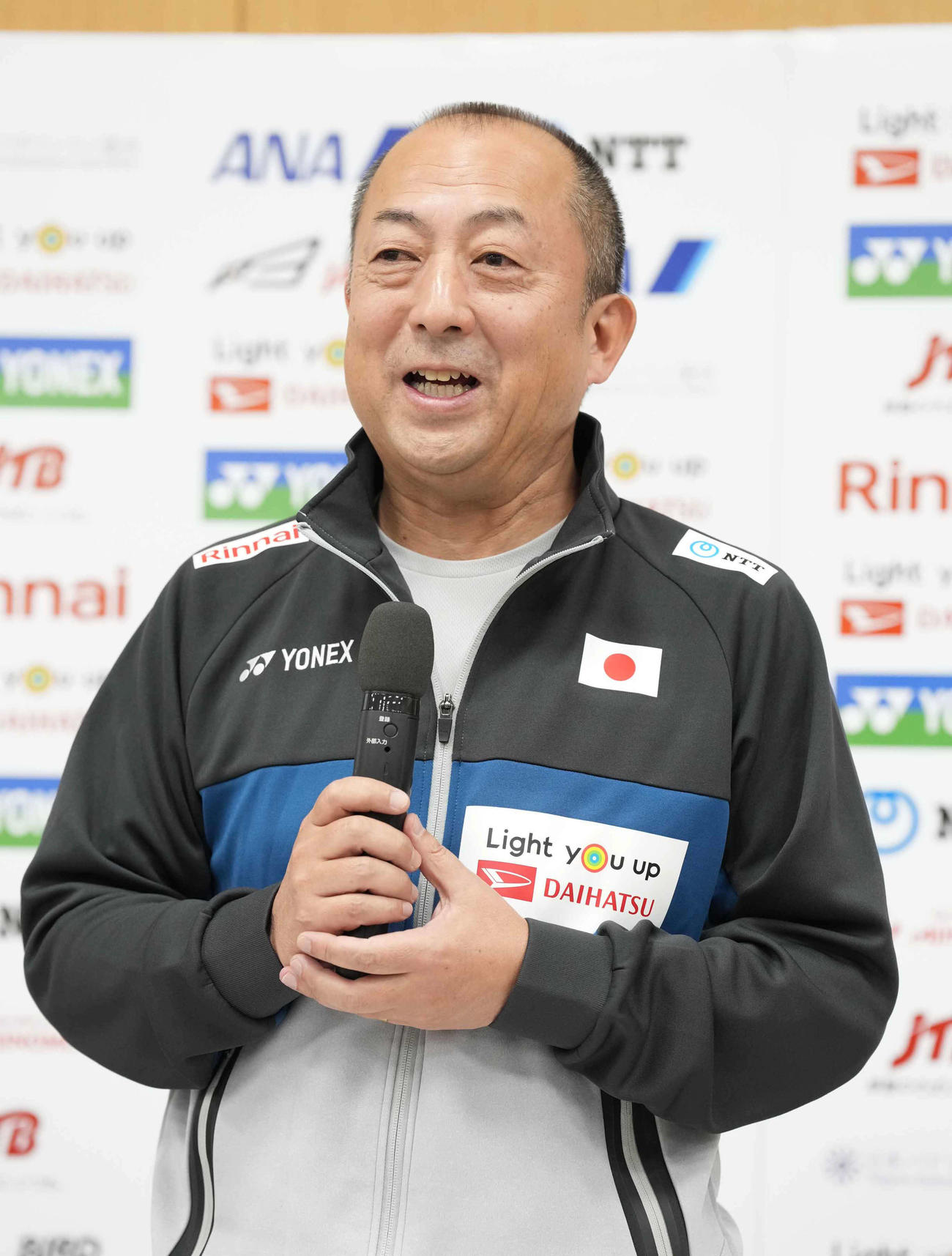 バドミントン日本代表発表／新ヘッドコーチ就任記者会見であいさつする2025年バドミントン日本代表の大堀ヘッドコーチ（撮影・小沢裕）