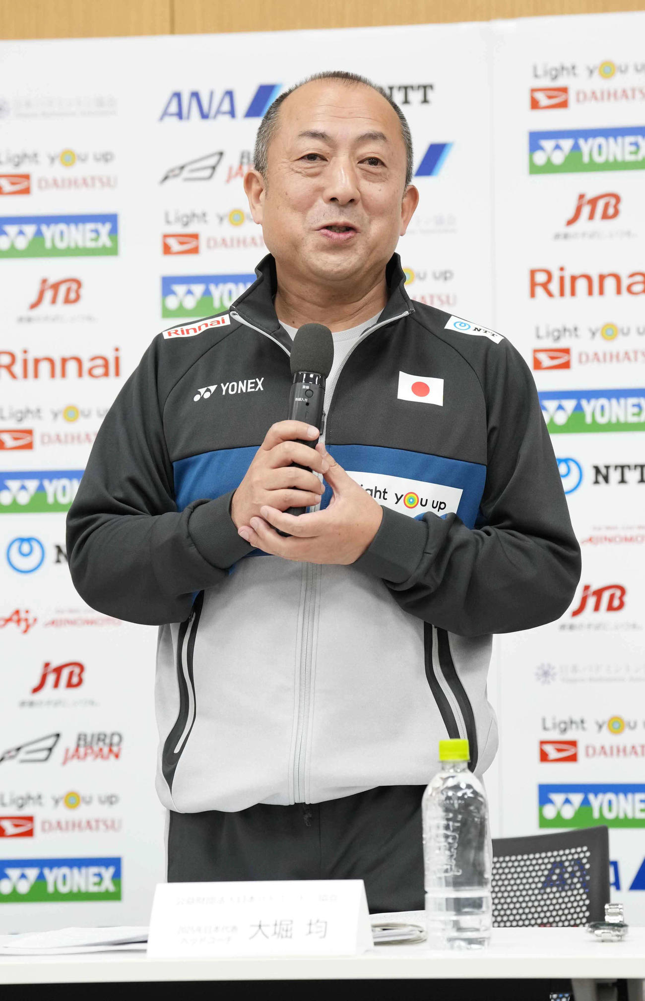 バドミントン日本代表発表／新ヘッドコーチ就任記者会見であいさつする2025年バドミントン日本代表の大堀ヘッドコーチ（撮影・小沢裕）