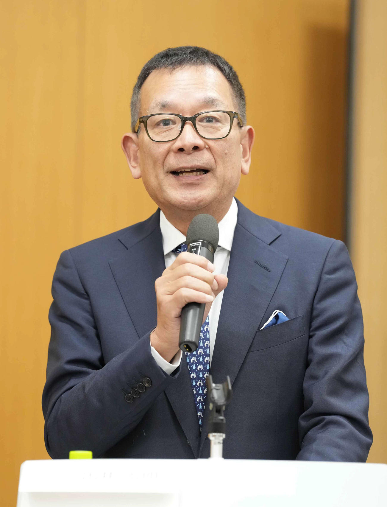 バドミントン日本代表発表／新ヘッドコーチ就任記者会見であいさつする日本バドミントン協会の村井会長（撮影・小沢裕）