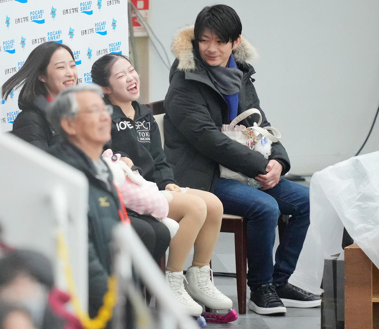 女子SPの演技を終えキスアンドクライで笑顔を見せる中井（中央）（撮影・垰建太）
