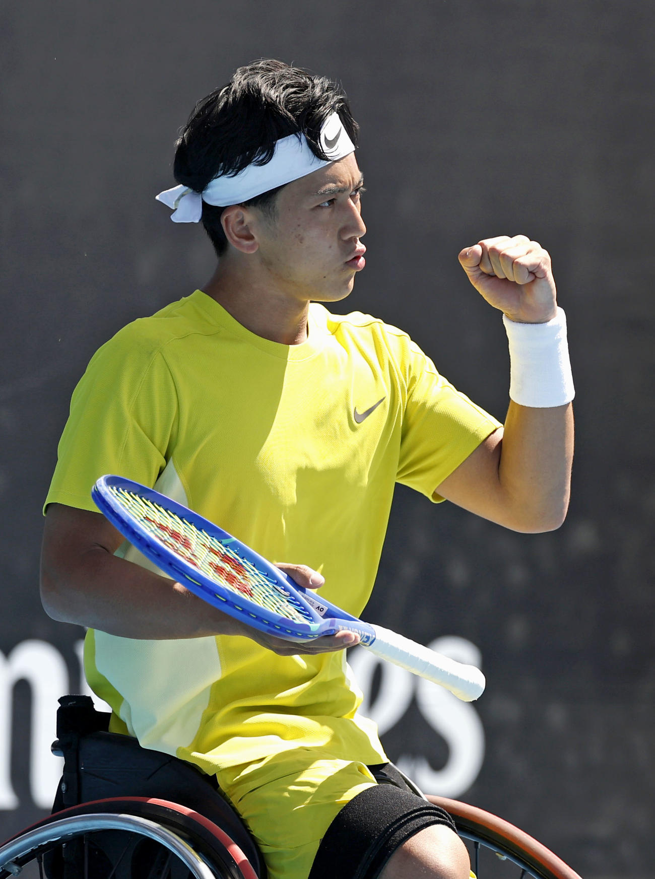 車いすの部男子シングルス1回戦で勝利し、ガッツポーズの小田凱人＝メルボルン（共同）