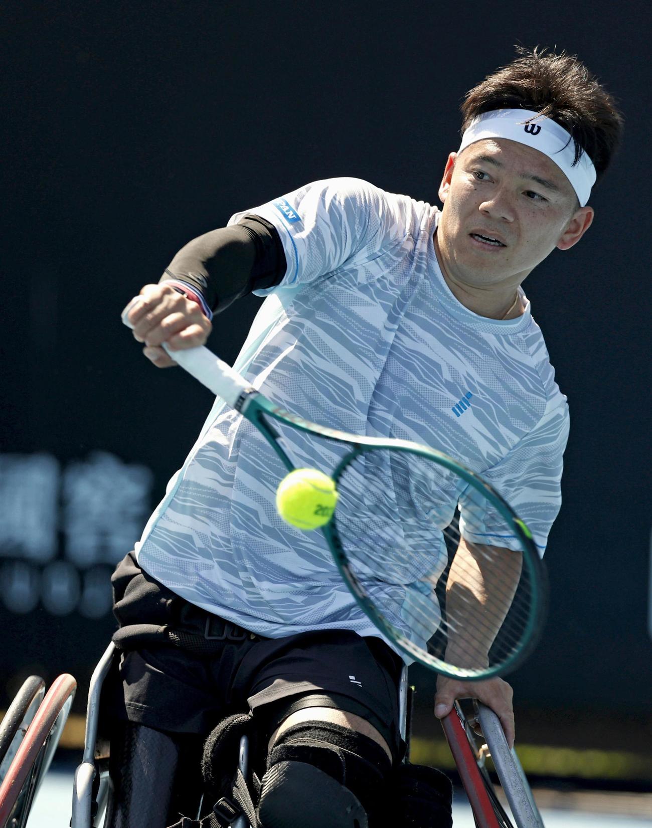 車いすの部男子シングルス1回戦でプレーする真田卓＝メルボルン（共同）