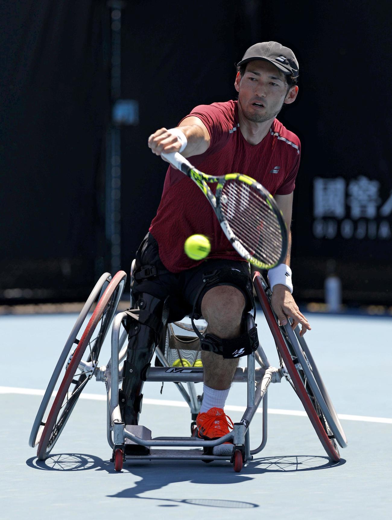 車いすの部男子シングルス1回戦でプレーする荒井大輔＝メルボルン（共同）