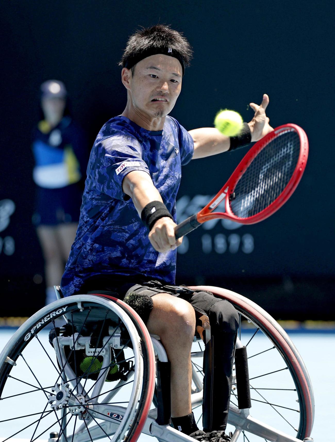 車いすの部男子シングルス1回戦でプレーする三木拓也＝メルボルン（共同）
