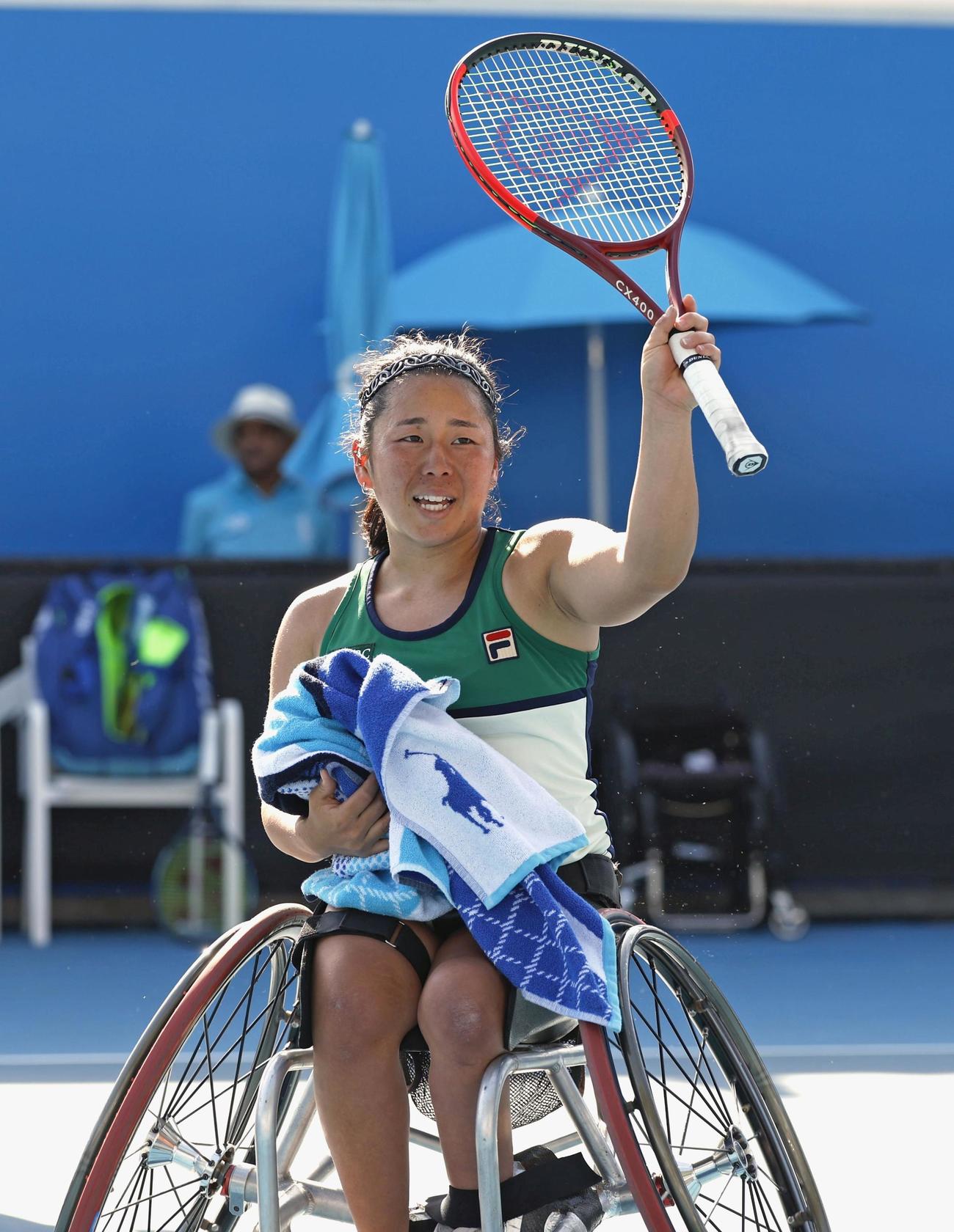 車いすの部女子シングルス1回戦で勝利し、声援に応える上地結衣＝メルボルン（共同）