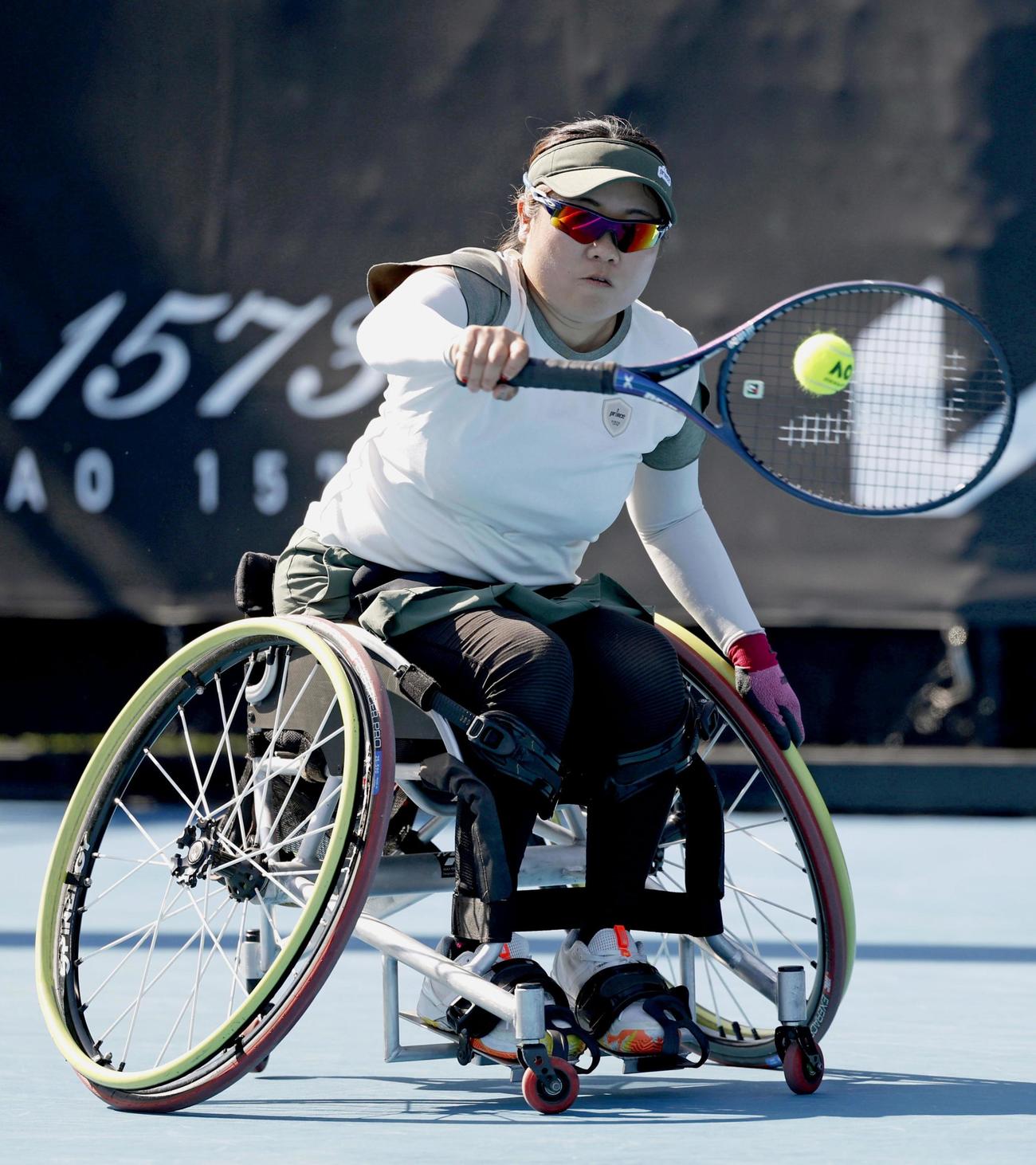 車いすの部女子シングルス1回戦でプレーする高室冴綺＝メルボルン（共同）