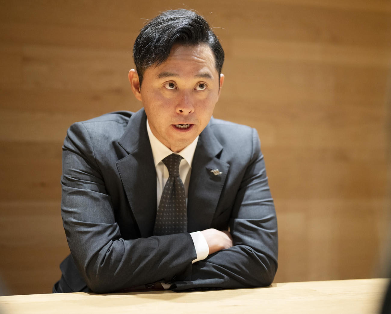 真剣な表情でインタビューに答える北島氏（撮影・垰建太）