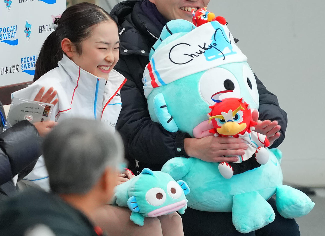 女子フリーの演技を終えハンギョドンのぬいぐるみの隣で笑顔を見せる島田（撮影・垰建太）