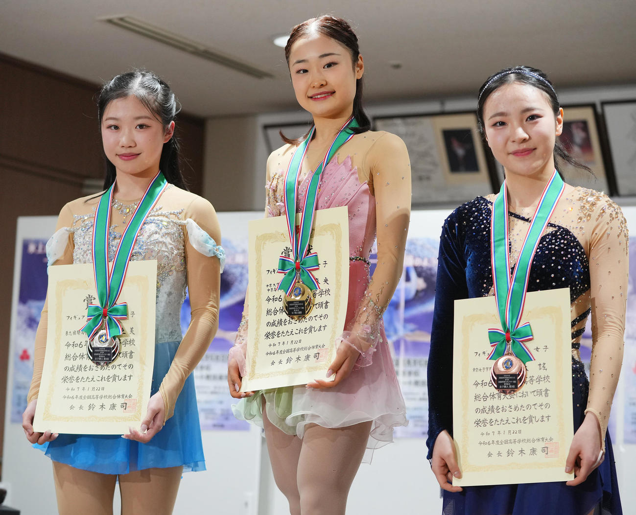 表彰式で写真に納まる1位島田（中央）、2位中井（左）、3位高木（撮影・垰建太）