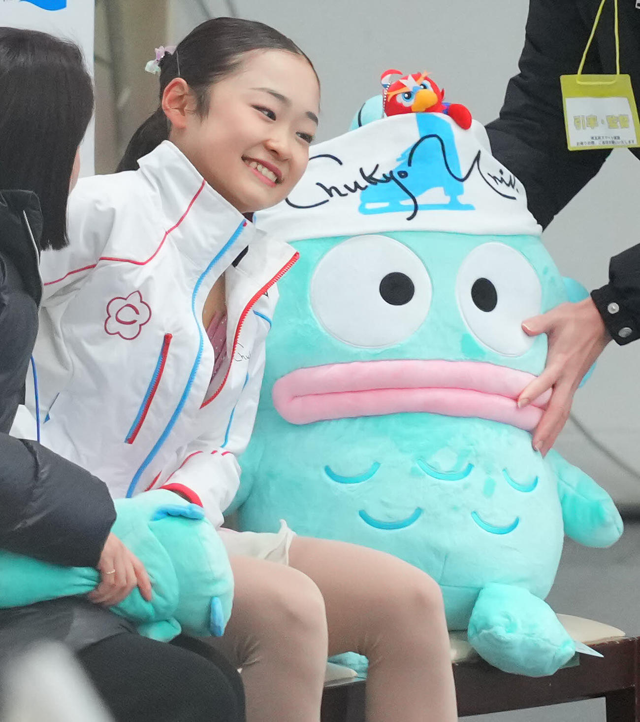 女子フリーの演技を終えハンギョドンのぬいぐるみの隣で笑顔を見せる島田（撮影・垰建太）