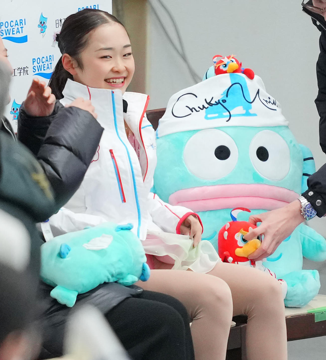 女子フリーの演技を終えハンギョドンのぬいぐるみの隣で笑顔を見せる島田（撮影・垰建太）