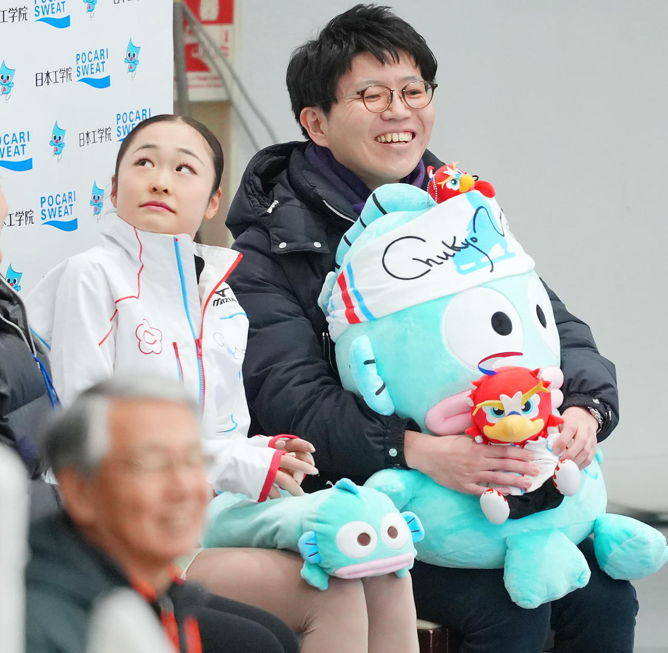 女子フリーの演技を終えキスアンドクライで観客の歓声に驚く島田（左）（撮影・垰建太）