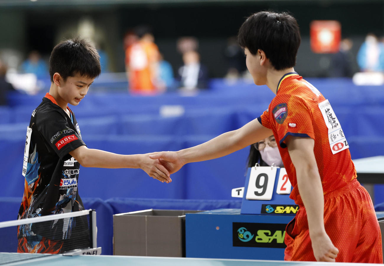 篠塚大登対大野颯真　試合を終え、握手を交わす篠塚（右）と大野（撮影・横山健太）