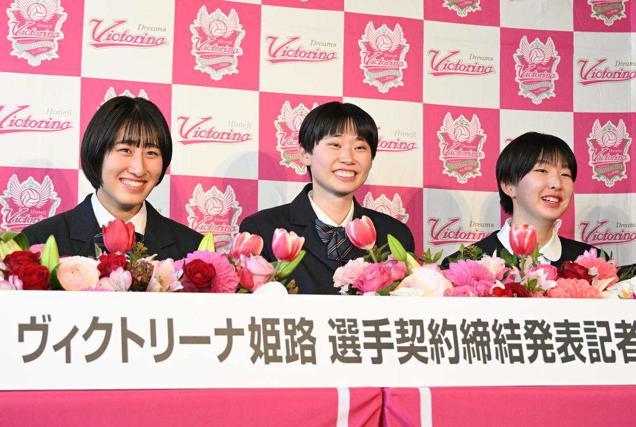 選手契約締結発表記者会見をする（左から）共栄学園高等学校の秋本美空、下北沢成徳高等学校の河俣心海、今治精華高等学校の矢田和香（撮影・石井愛子）