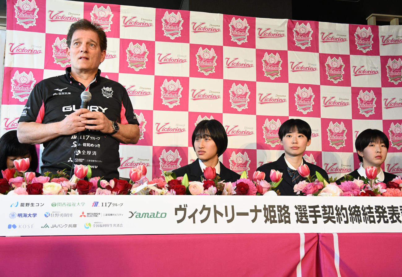 選手契約締結発表記者会見をする（左から）ヴィクトリーナ姫路のアヴィタル・セリンジャー監督、共栄学園高等学校の秋本美空、下北沢成徳高等学校の河俣心海、今治精華高等学校の矢田和香（撮影・石井愛子）