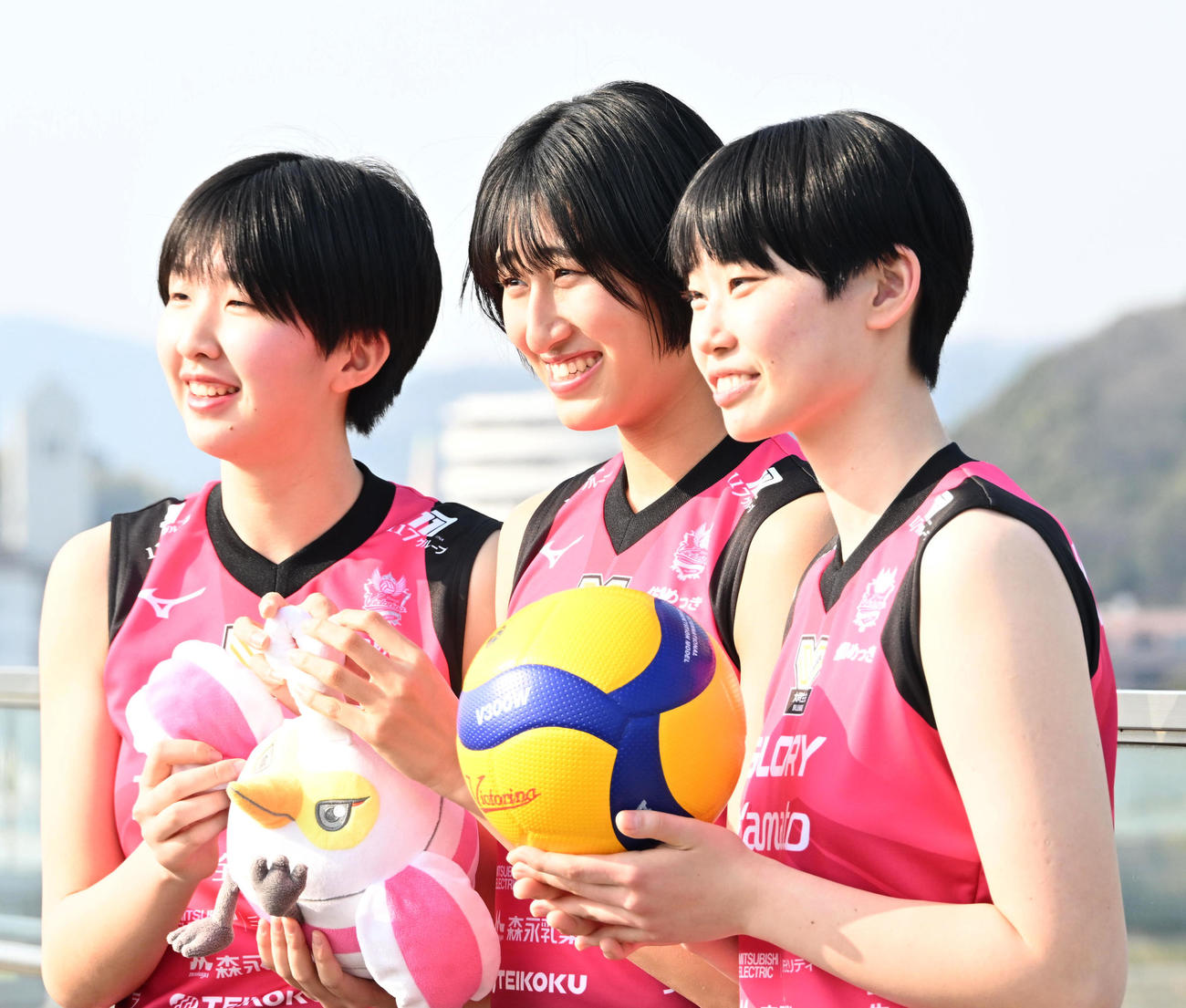 会見をを終え記念撮影をする（左から）矢田和香、秋本美空、河俣心海（撮影・石井愛子）