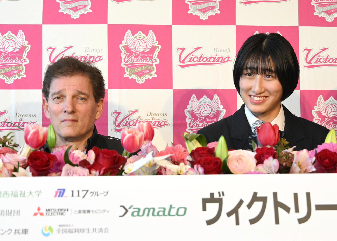 選手契約締結発表記者会見をする（左から）ヴィクトリーナ姫路のアヴィタル・セリンジャー監督、共栄学園高等学校の秋本美空（撮影・石井愛子）