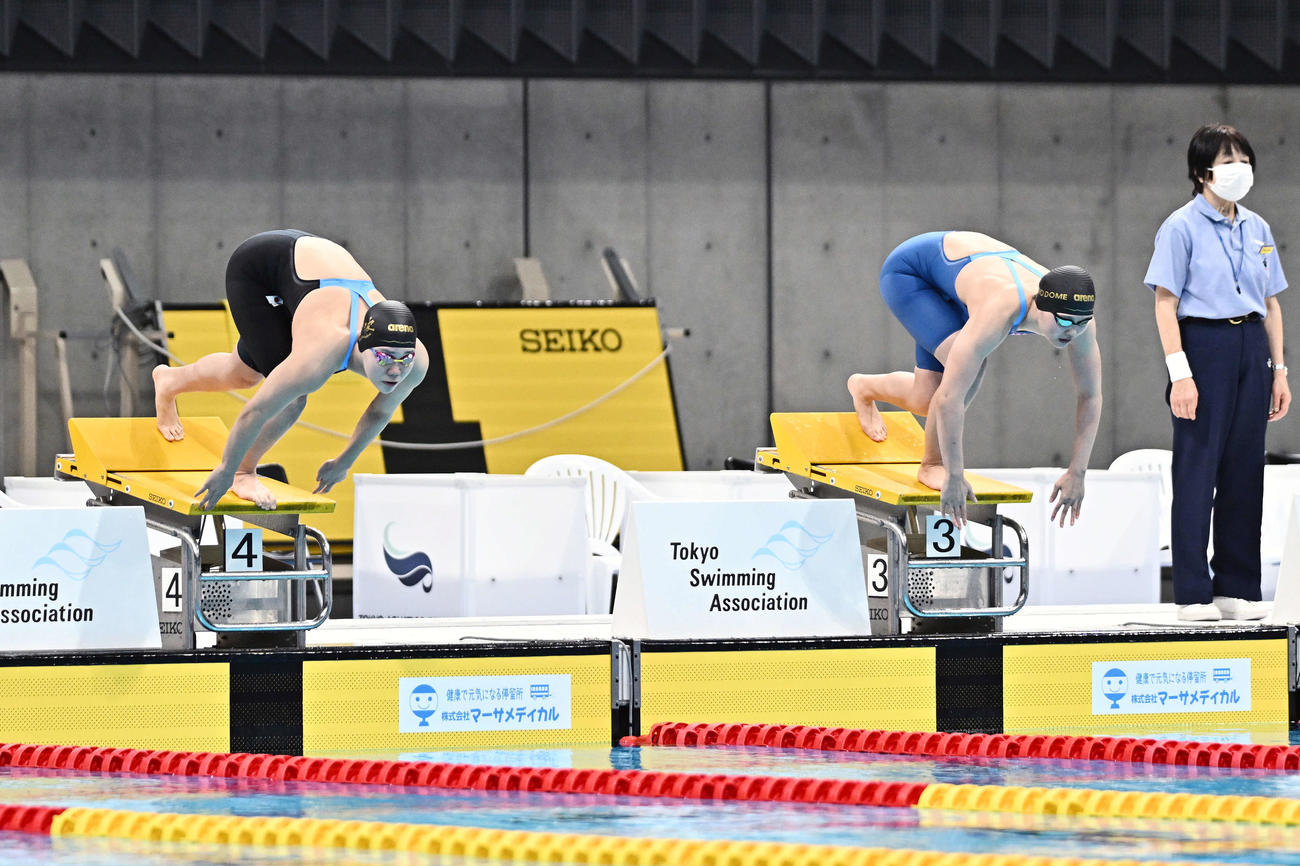 女子50メートルバタフライ予選　スタートする平井（左）と長谷川（撮影・滝沢徹郎）