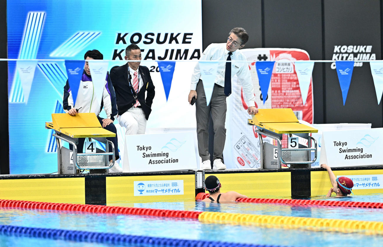 女子400メートル個人メドレー決勝　レース後、選手たちと話す審判ら（撮影・滝沢徹郎）