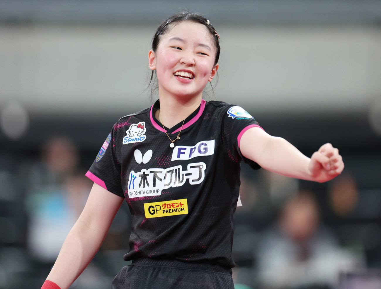 勝利しガッツポーズする張本美（撮影・宮地輝）