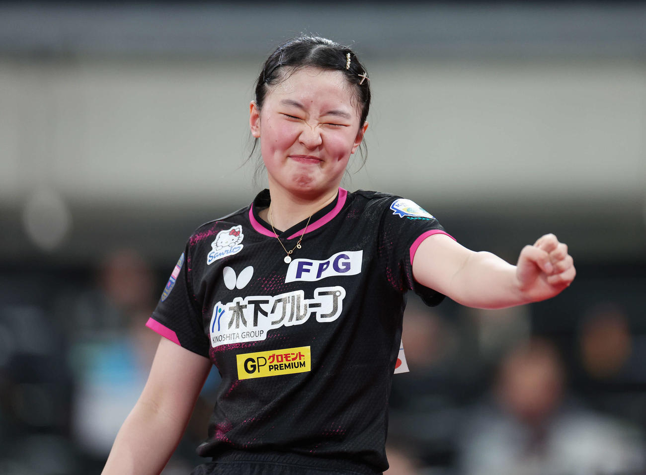 勝利しガッツポーズする張本美（撮影・宮地輝）