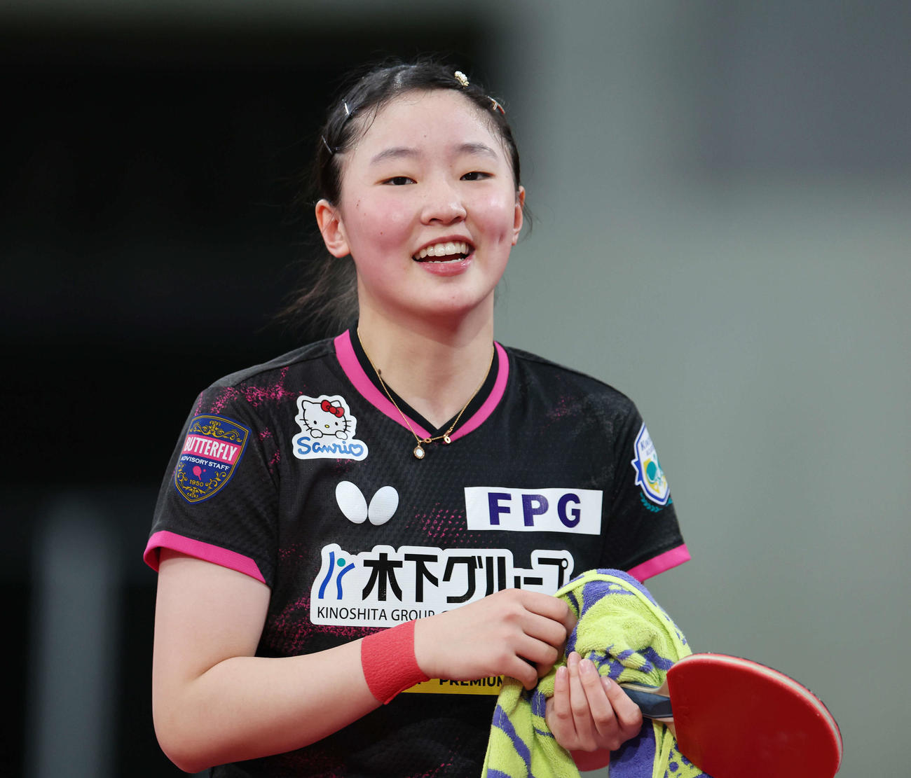 勝利し笑顔を見せる張本美（撮影・宮地輝）