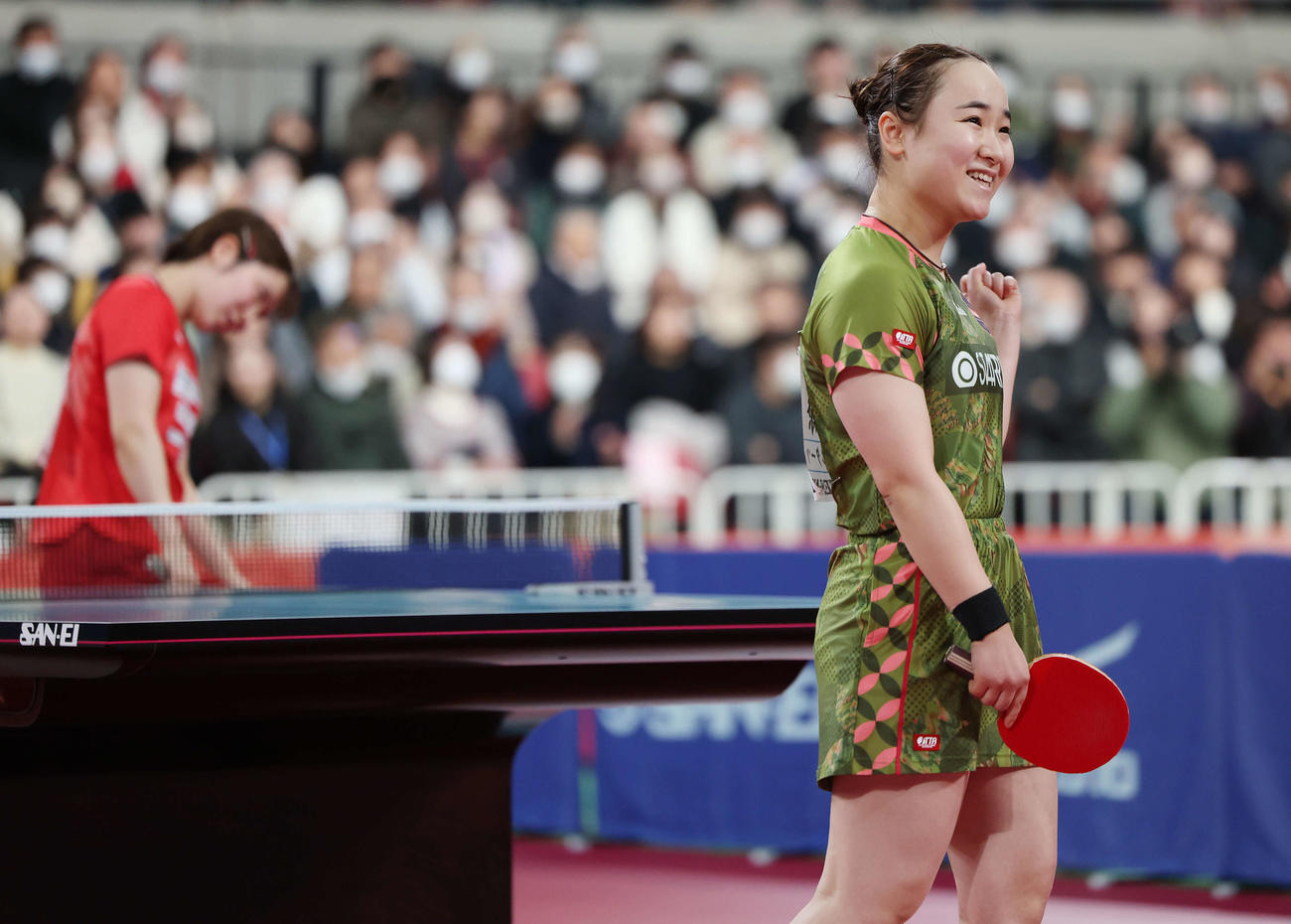 平野（左）に勝利しガッツポーズする伊藤（撮影・宮地輝）