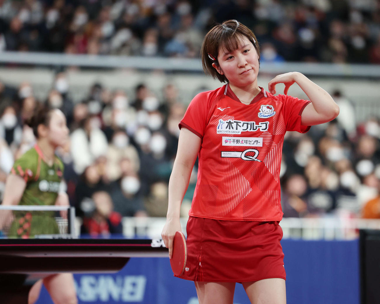 伊藤（後方）にポイントを奪われ厳しい表情の平野（撮影・宮地輝）