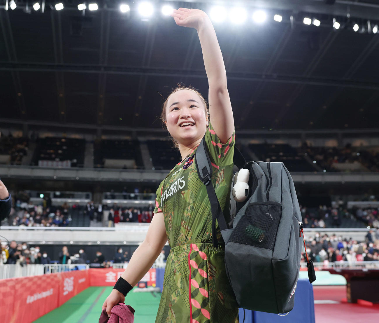 勝利した伊藤は笑顔で手を振る（撮影・宮地輝）