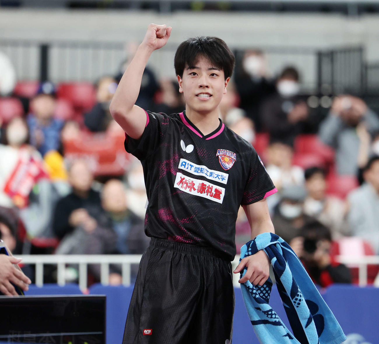 勝利しガッツポーズする篠塚（撮影・宮地輝）