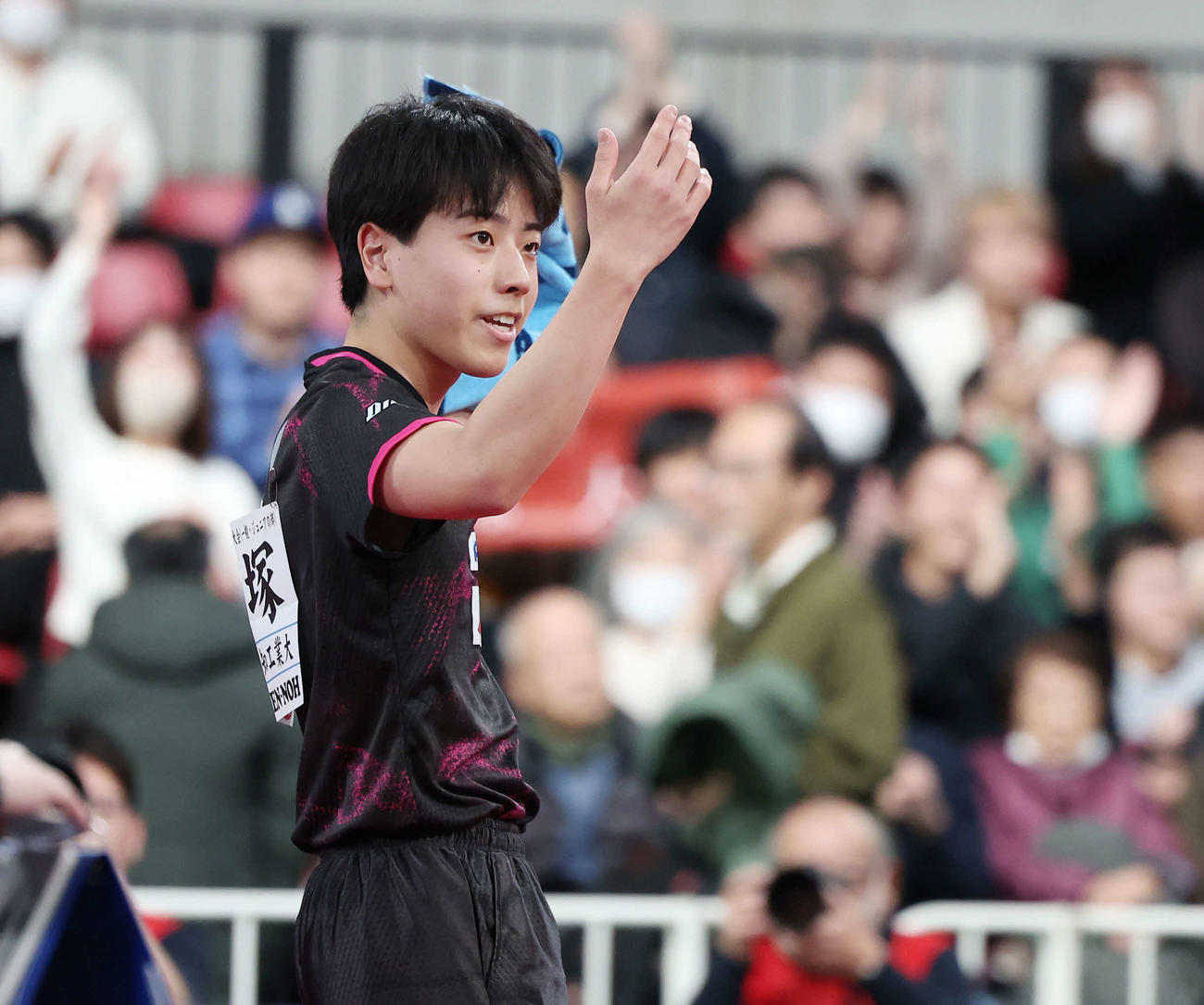 勝利し観客を盛り上げる篠塚（撮影・宮地輝）