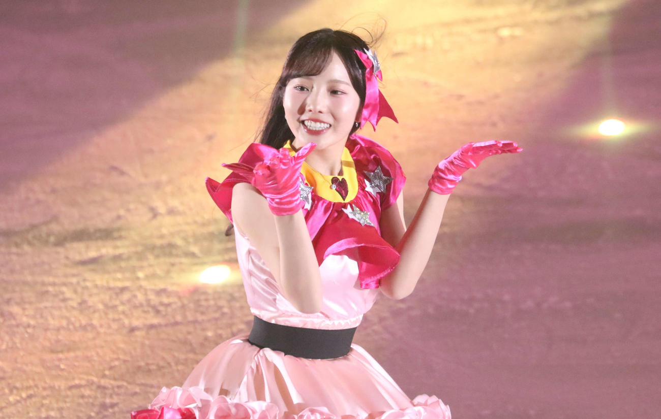 アイドルになりきって観客に視線を送る本田さん