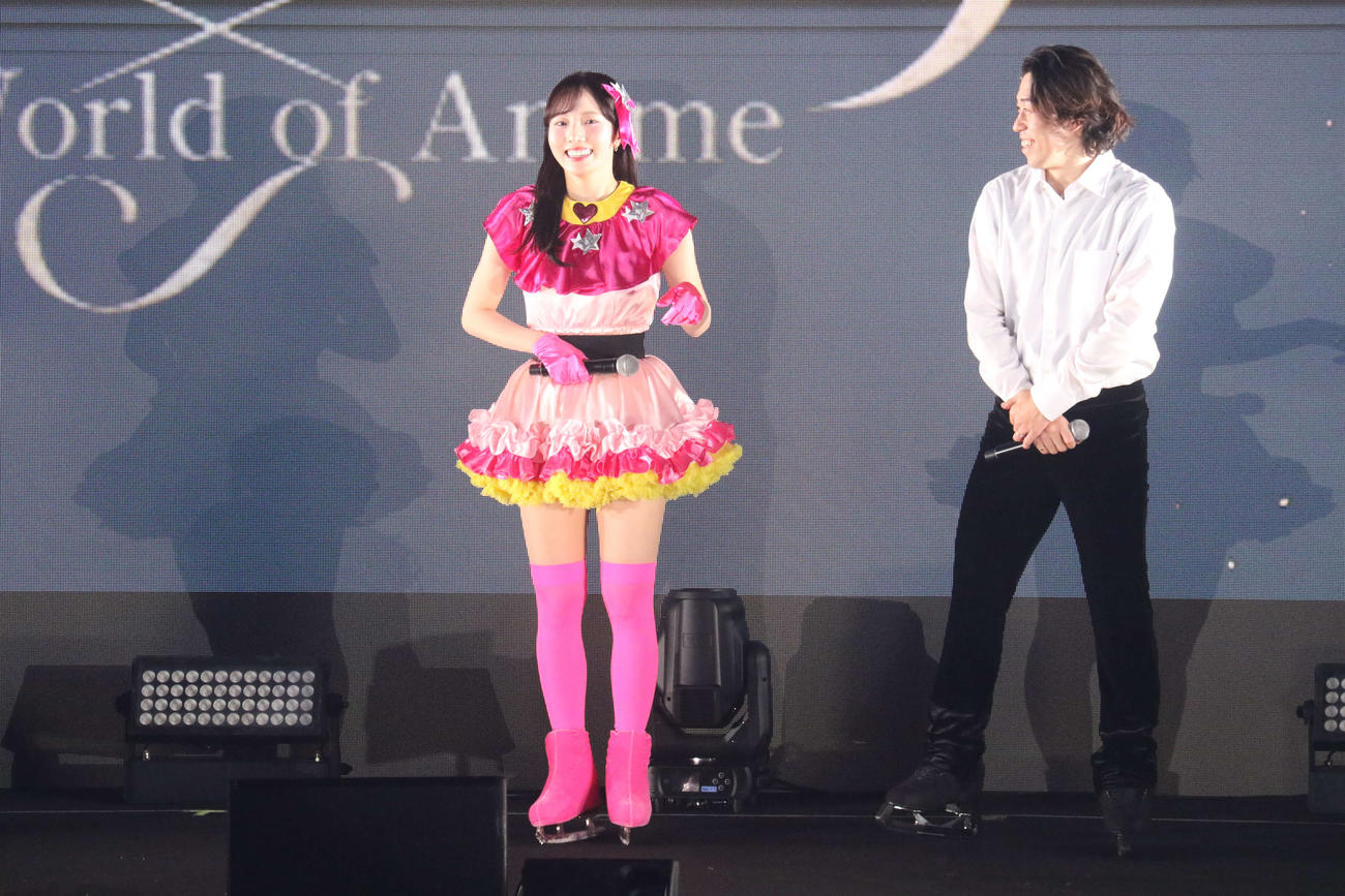 演技後にステージで笑顔の本田さん（左）。右は無良さん
