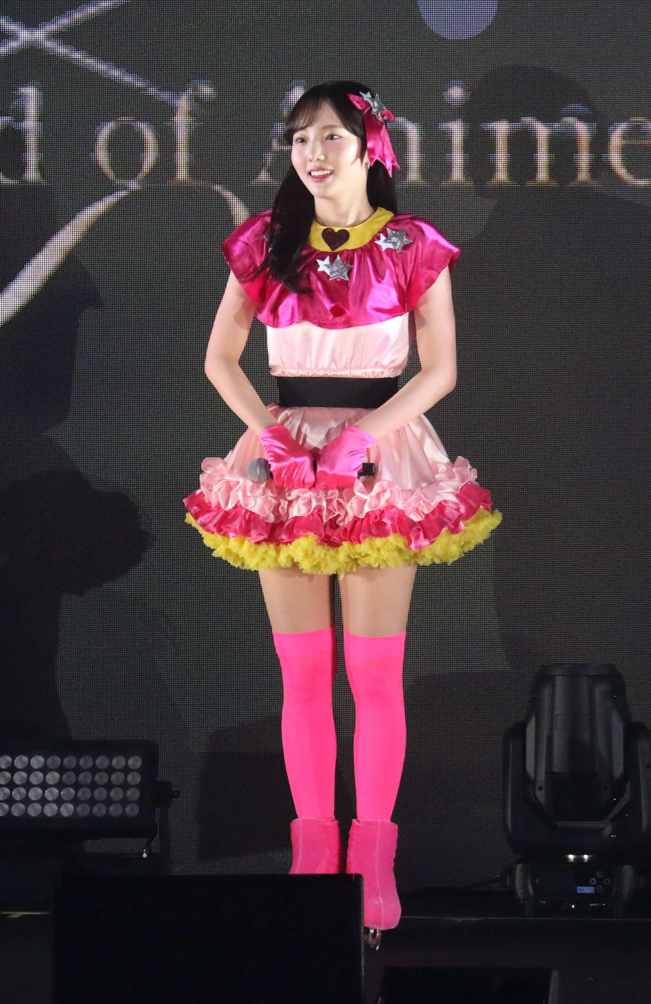 演技後にステージで笑顔の本田さん
