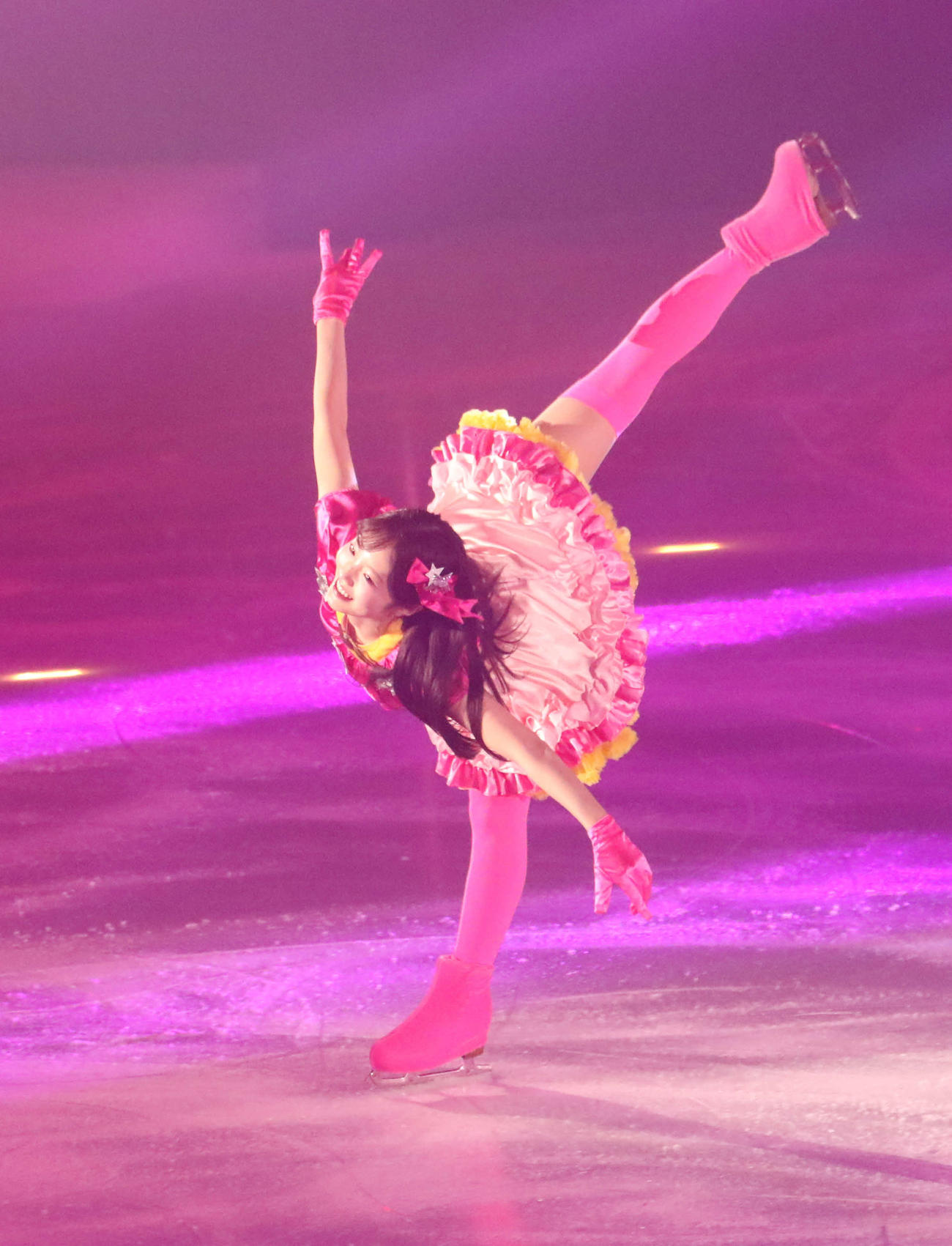 アイドル風の衣装でスパイラルを披露する本田さん
