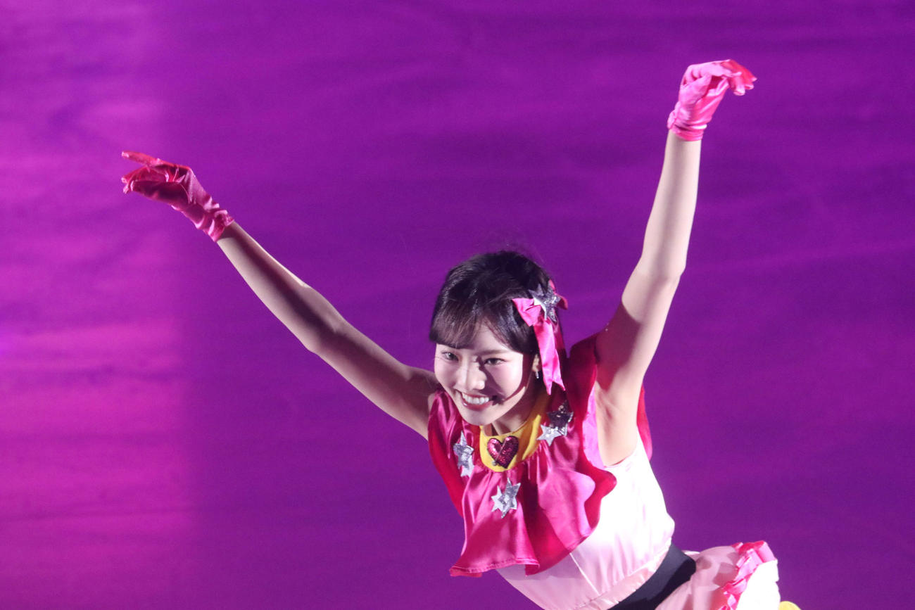 アイドルになりきって踊る本田さん