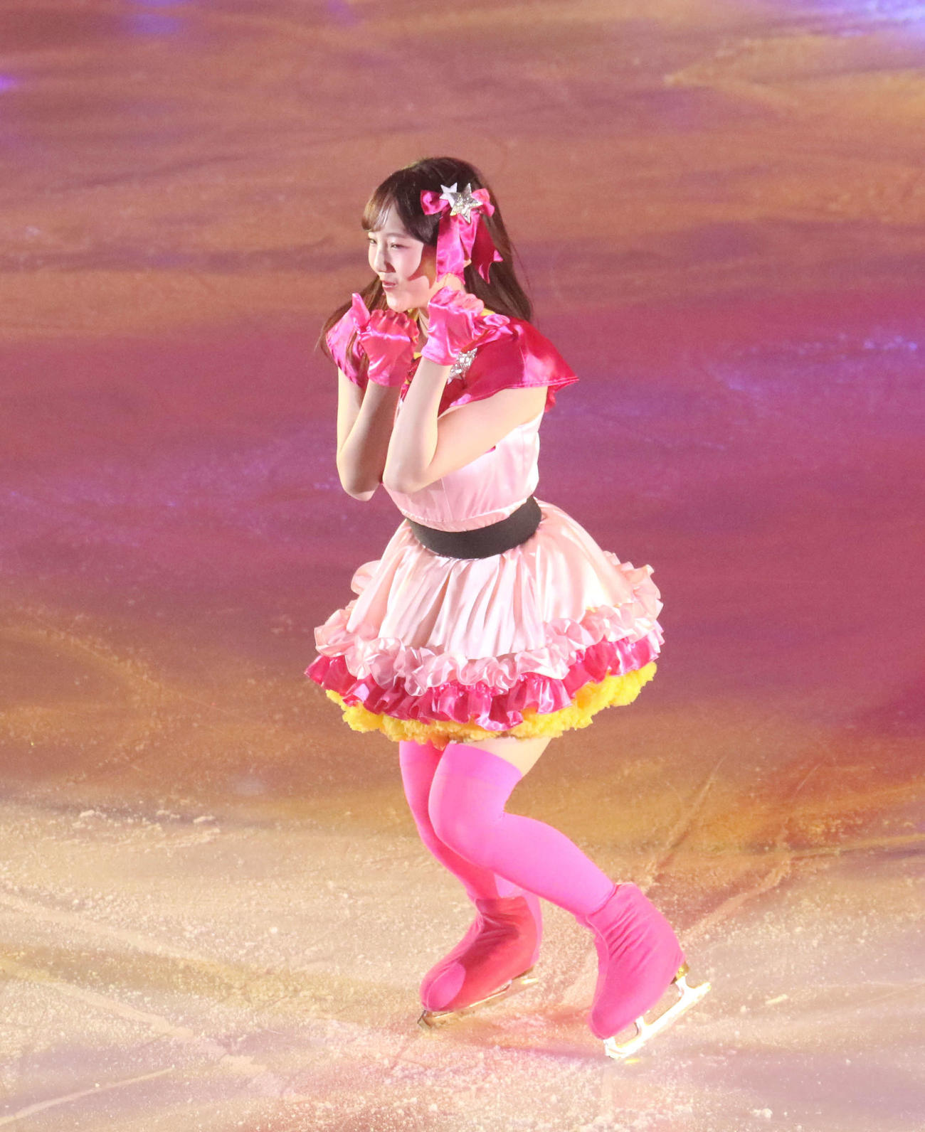アイドルになりきってポーズを決める本田さん