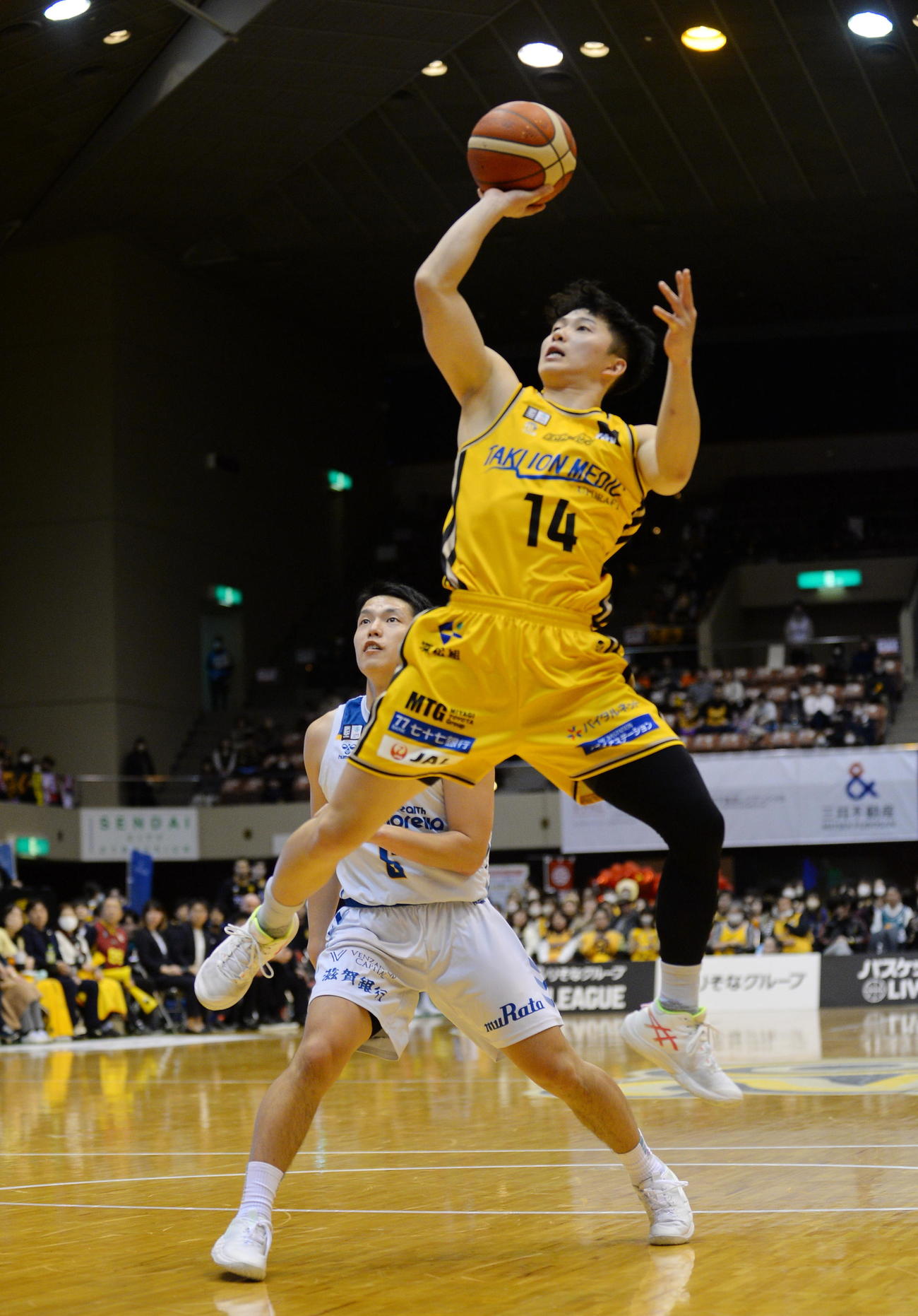 仙台対滋賀　2点シュートを放つB1仙台・青木（右）（撮影・浜本神威）
