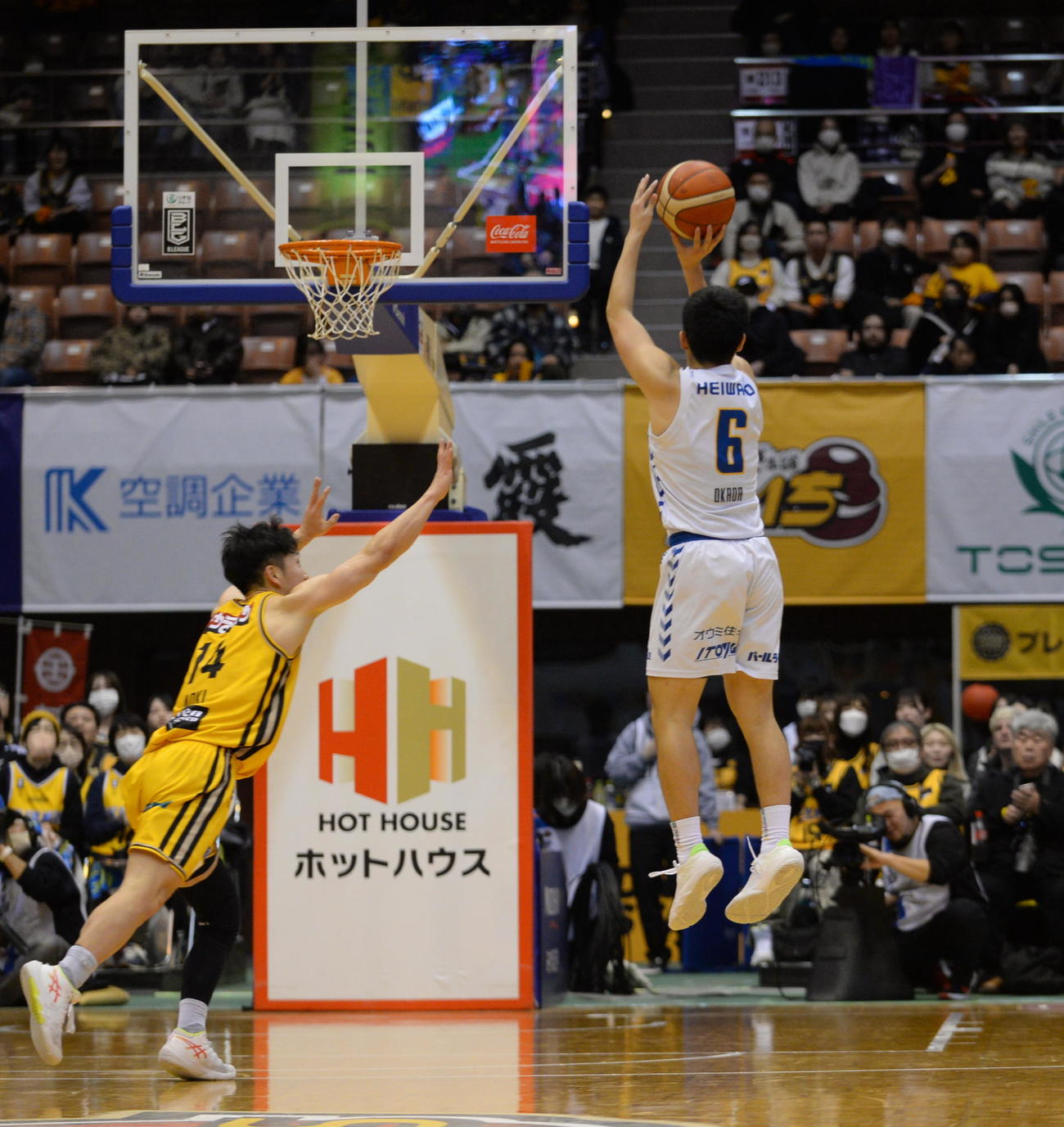 仙台対滋賀　B1仙台・青木（左）のディフェンスを振り切り、3点シュートを決めるB1滋賀・岡田（撮影・浜本神威）