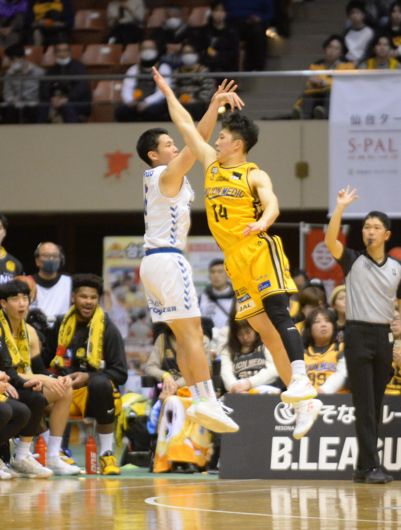 仙台対滋賀　B1仙台・青木（右）のディフェンスをかわして、3点シュートを決めるB1滋賀・岡田（撮影・浜本神威）