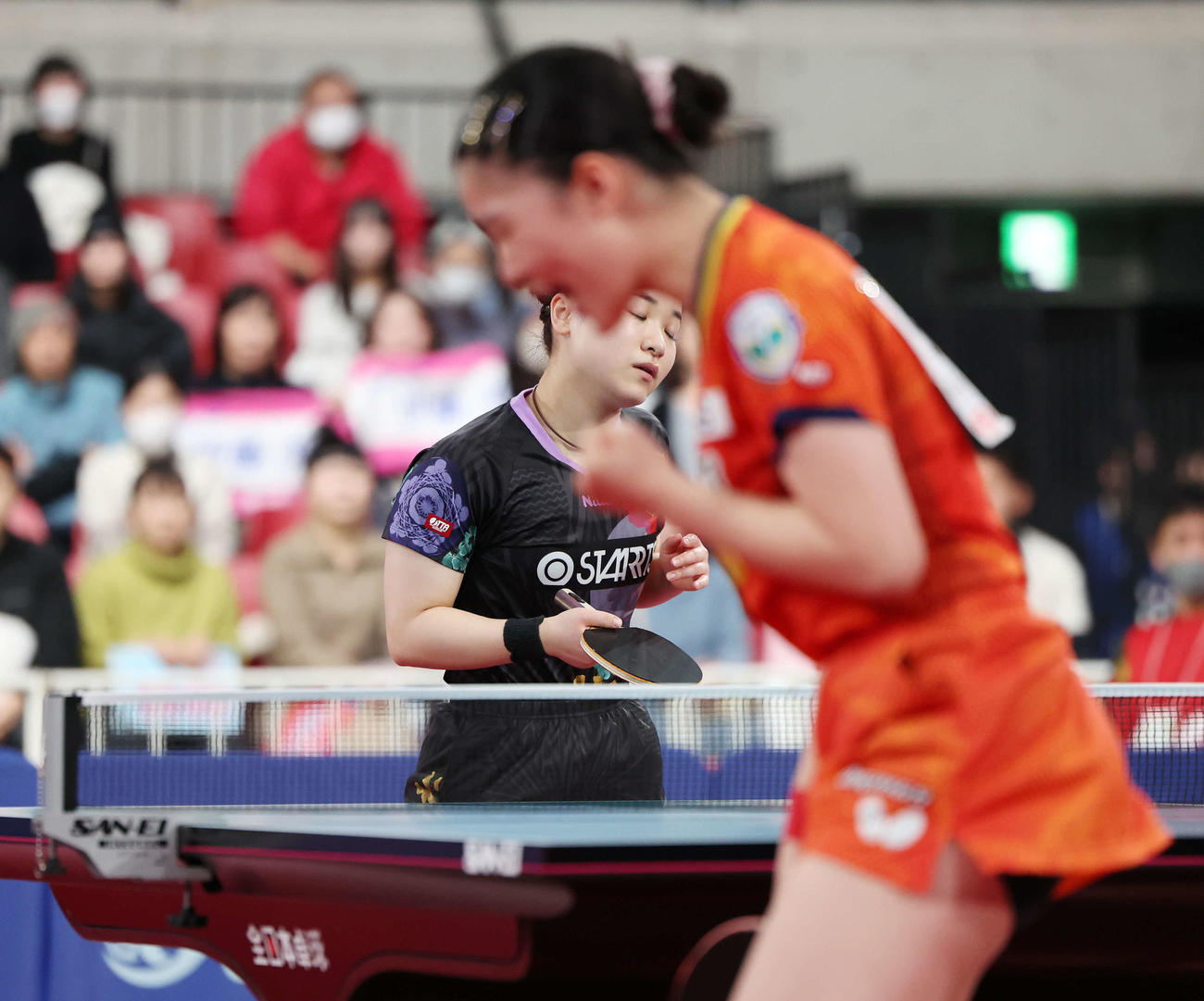 張本美（手前）にポイントを奪われがっくりする伊藤（撮影・宮地輝）