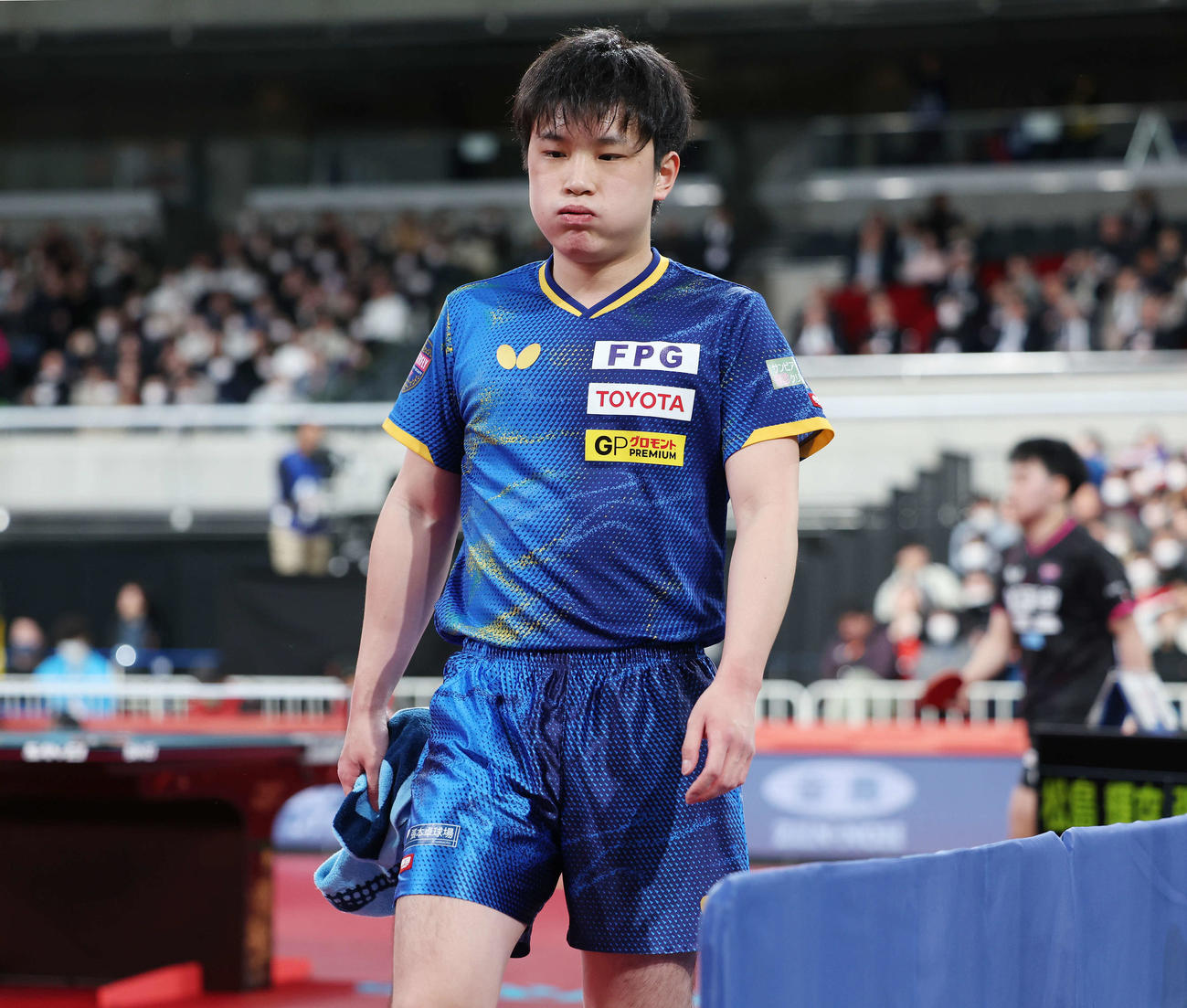 松島輝（後方）にセットを奪われた張本智（撮影・宮地輝）