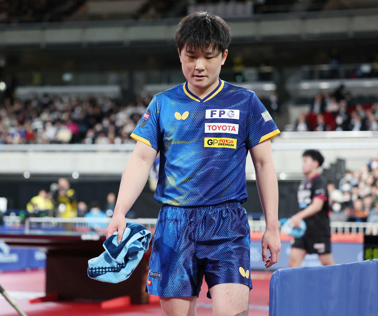 松島輝（後方）にセットを奪われた張本智（撮影・宮地輝）