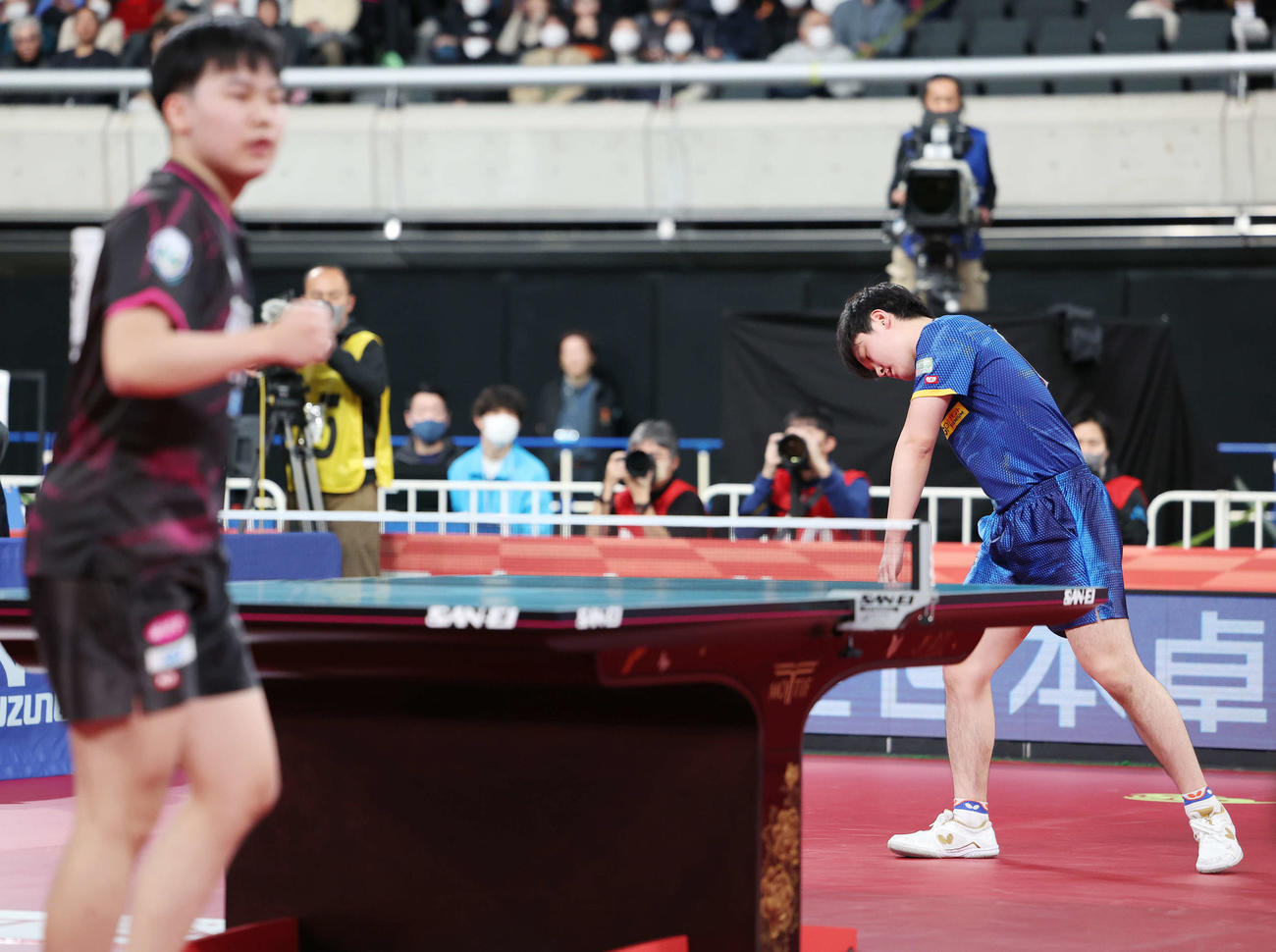 松島輝（左）にポイントを奪われがっくりする張本智（撮影・宮地輝）
